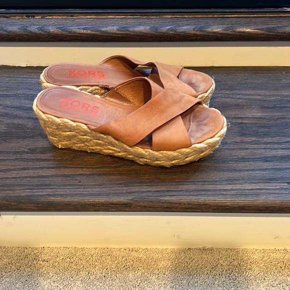 Michael Kors tan sandal size 6 - Picture 2 of 5